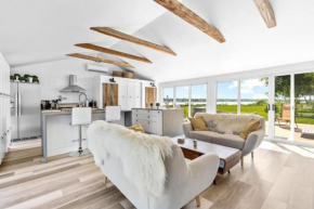 Waterfront Cottage ''The Dream'' with Private Hot Tub